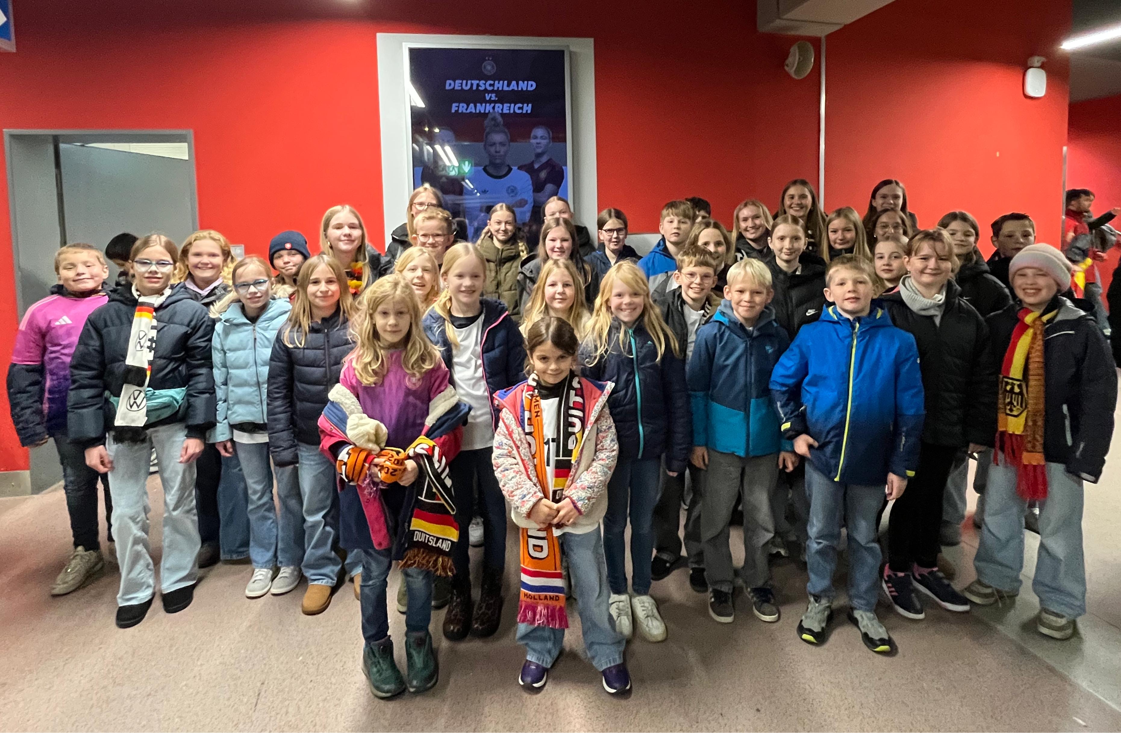 Brukteria Jugendfußball beim Spiel der Damen Nationalmannschaft